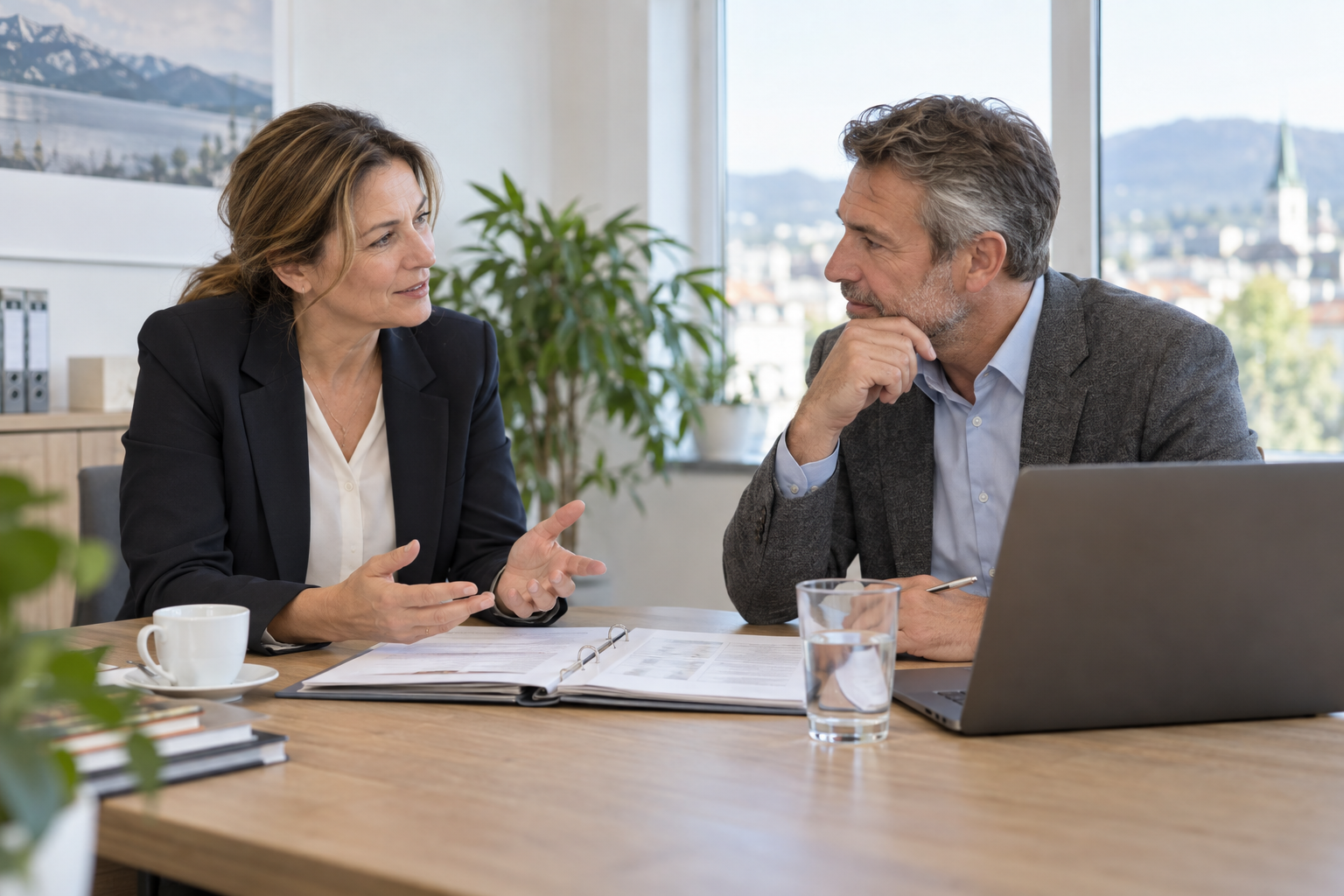Unternehmerin und Kaufinteressent besprechen einen Betriebsverkauf